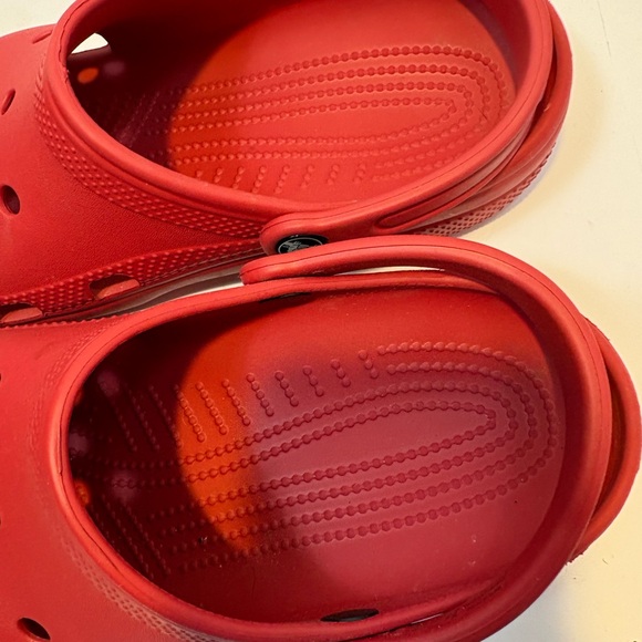 of Crocs Classic Clogs in varsity or pepper red size 7 - Picture 4 of 8